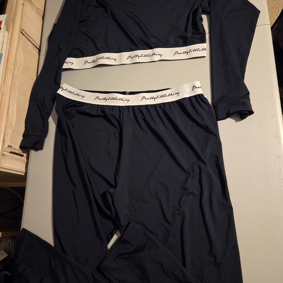 PrettyLittleThing Navy Branded Long Sleeve Crop Top & Lounge Pants - Picture 2 of 5